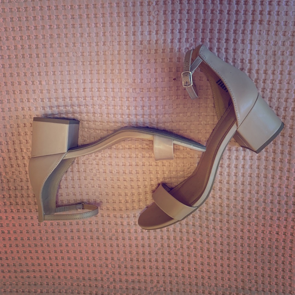 Nude chunking women’s heels size 8.5